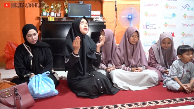 Kumpulan Momen Ria Ricis Kunjugi Panti Asuhan,  Bagi Rezeki dan Minta Doa untuk Anaknya Nanti