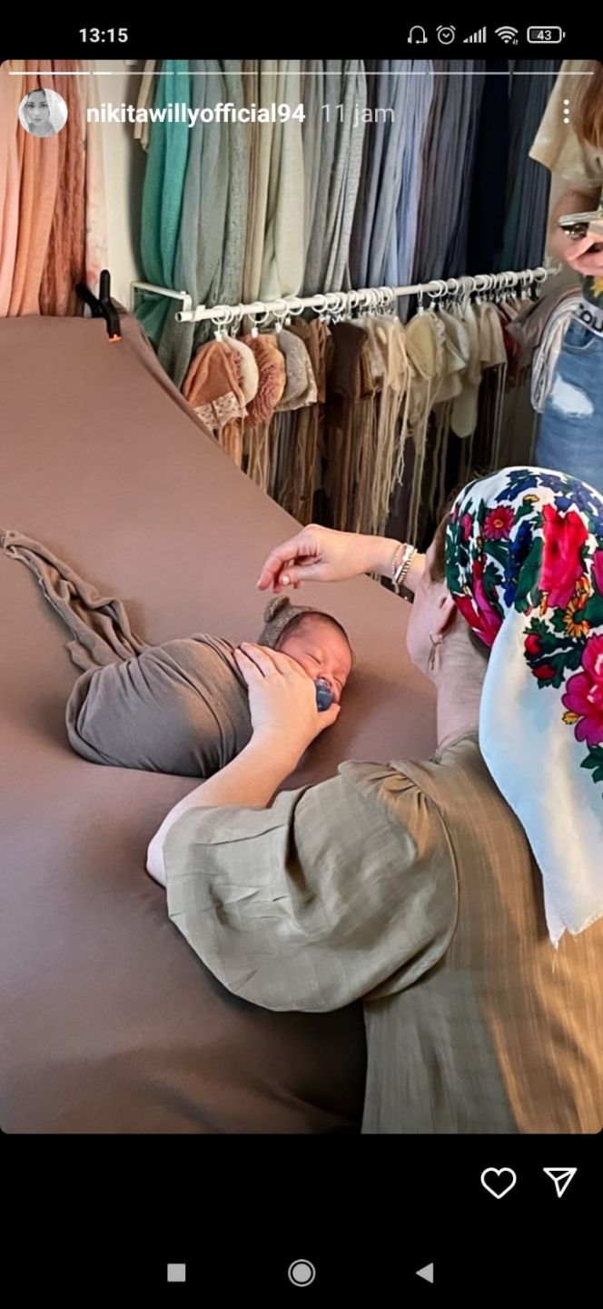 Ini Pemotretan Baby Izz yang Gemesin Banget, Nikita Willy Cuma Pakai Kaus Oblong Meski Menantu Konglomerat
