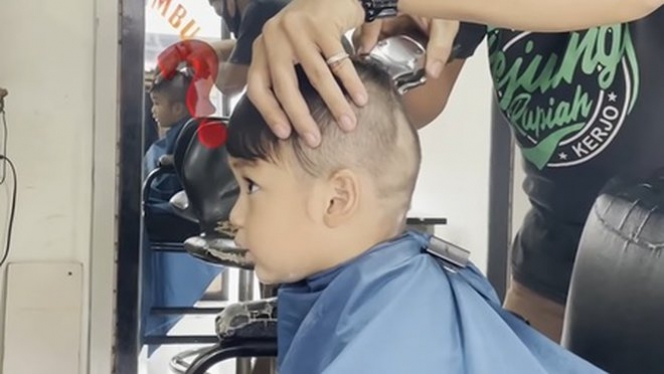 Anak Seleb Terkenal, Ini 7 Potret Kiano Tiger Wong Potong Rambut di Tukang Cukur Sederhana