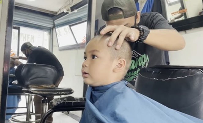 Anak Seleb Terkenal, Ini 7 Potret Kiano Tiger Wong Potong Rambut di Tukang Cukur Sederhana