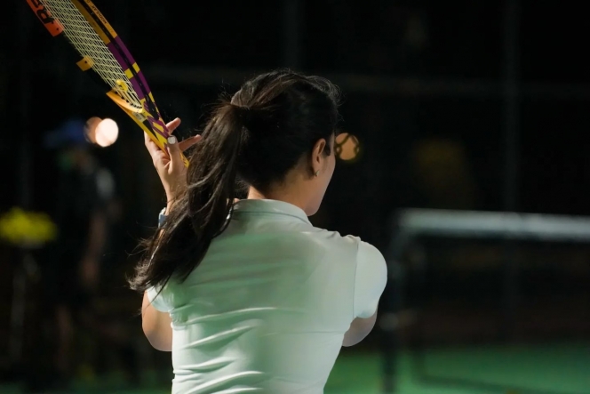 7 Potret Dian Sastro Main Tenis, Gayanya Bak Atlet Dunia