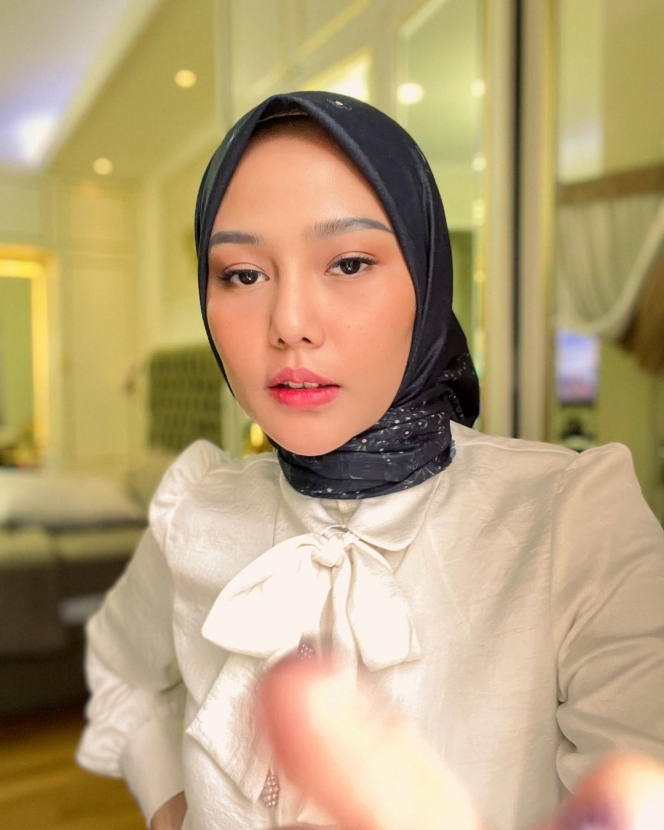 10 Potret Dara Arafah Tampil Beda dengan Balutan Hijab, Pesonanya Bikin Warganet Kagum