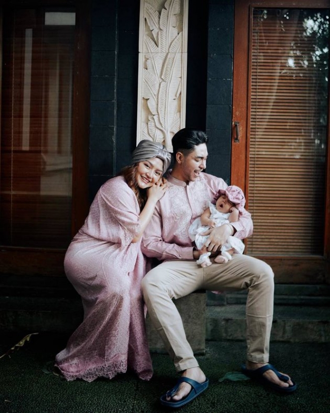 Potret Lebaran Perdana Siti Badriah dan Suami Bersama Sang Buah Hati, Kompak Kenakan Baju Seragam Pink yang Dibeli 3 Tahun Lalu