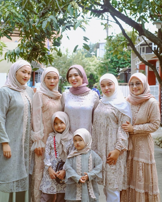 Tampil Cantik Berkerudung, Ini 10 Potret Wika Salim saat Rayakan Lebaran Bareng Keluarga