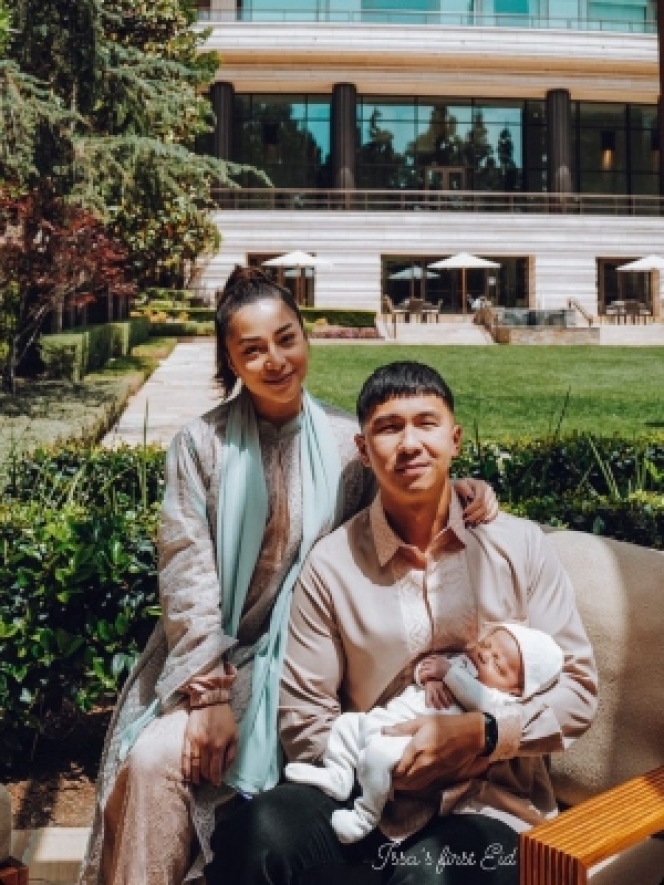 9 Potret Perdana Baby Izz Rayakan Idul Fitri Bareng Nikita Willy-Indra Priawan dan Keluarga, Gemes Tidur Terus