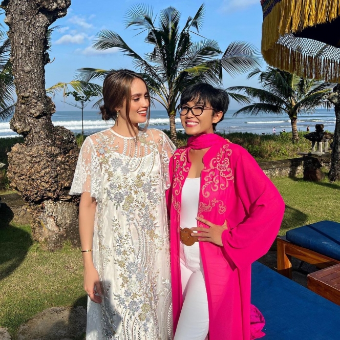 Habiskan Momentum Libur Lebaran di Bali, Ini 7 Potret Cinta Laura Rayakan Idul Fitri Bareng Keluarga