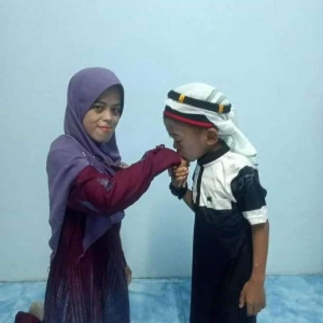 7 Potret Im Kamaludin Rayakan Idul Fitri, Bocah Meresahkan ‘Buronan Internasional’ Lagi Sungkem ke Ibunya
