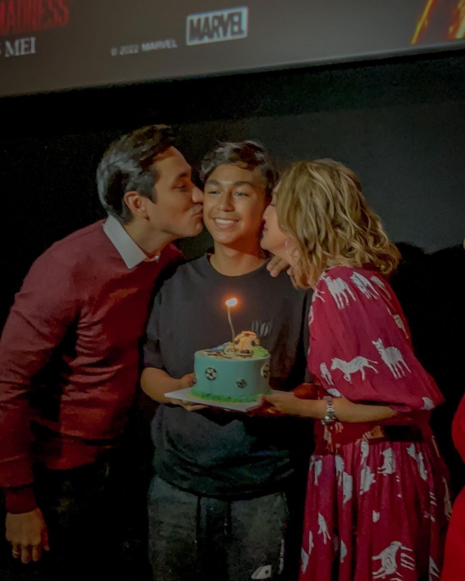 Potret Darius Sinathrya dan Donna Agnesia Berikan Surprise Ultah Anak di Bioskop, Keluaga Idola!