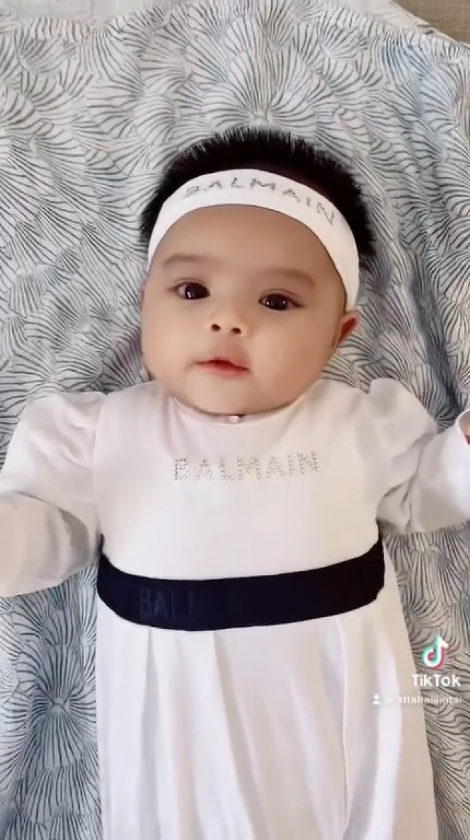 5 Potret Baby Ameena Anak Atta Halilintar Pakai Headband, Mirip Papanya Banget!