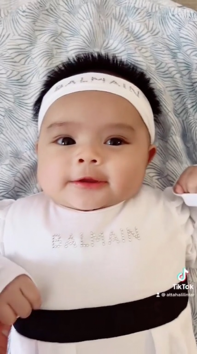 5 Potret Baby Ameena Anak Atta Halilintar Pakai Headband, Mirip Papanya Banget!