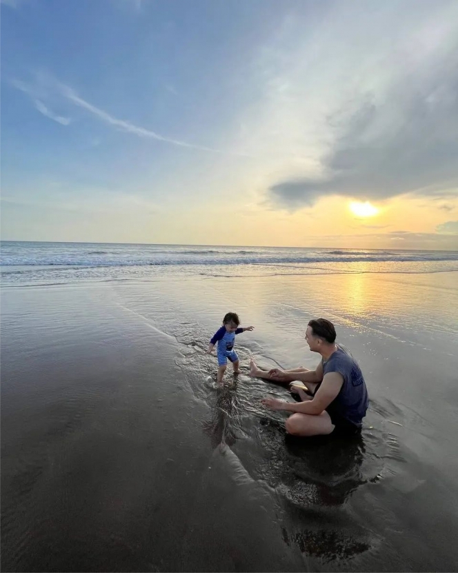 Penuh Kebahagiaan, Ini Potret Liburan Asmirandah dan Keluarga Kecilnya di Pantai