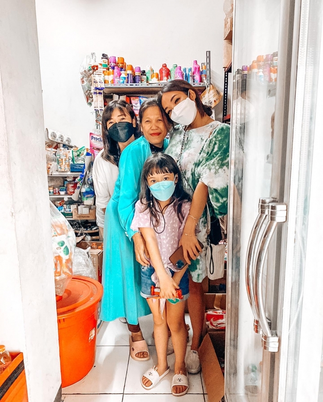 Kenang Masa Kecil, Ini 10 Momen Gisella Anastasia Ajak Gempi Lebaran di Rumah Nenek dan Blusukan ke Kampung