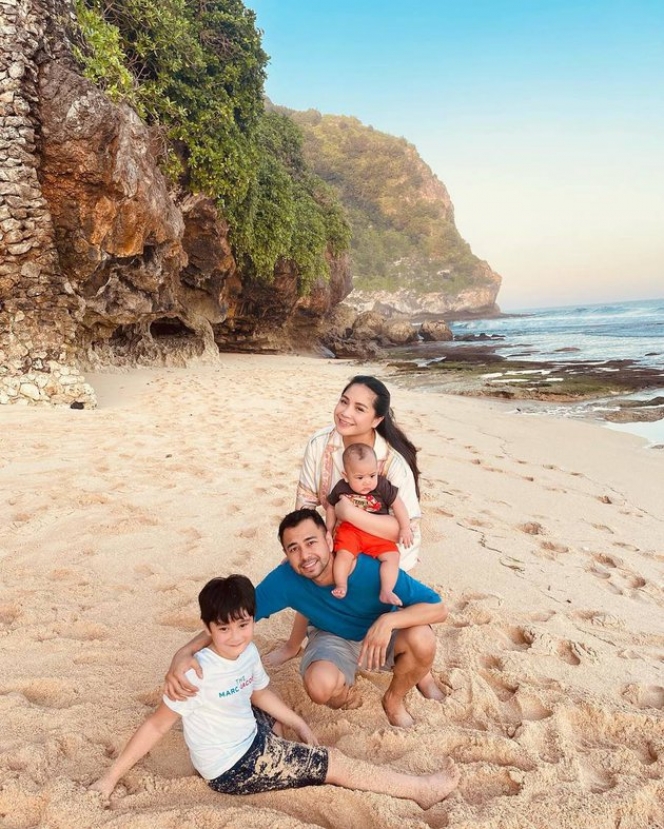 6 Potret Seru Baby Rayyanza Anak Raffi Ahmad dan Nagita Slavina Liburan di Bali, Gemes Banget!