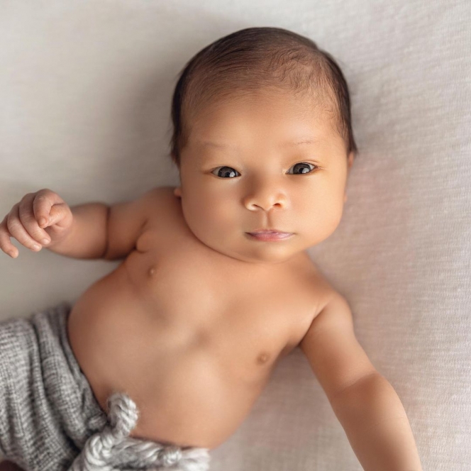 8 Potret Terbaru Baby Izz Anak Nikita Willy yang Genap Berusia 1 Bulan, Makin Gemesin!
