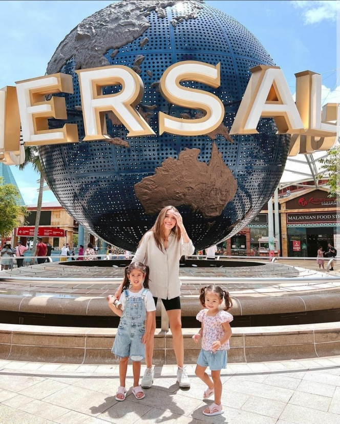 Ini Potret Yasmine Wildblood Liburan ke Universal Studio Singapura Bareng Keluarga, Akui Makin Ribet Saat Hamil Anak Ketiganya