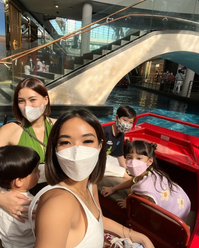 10 Potret Gempita Liburan di Singapura, Gak Sengaja Ketemu Arsy dan Baby Ameena