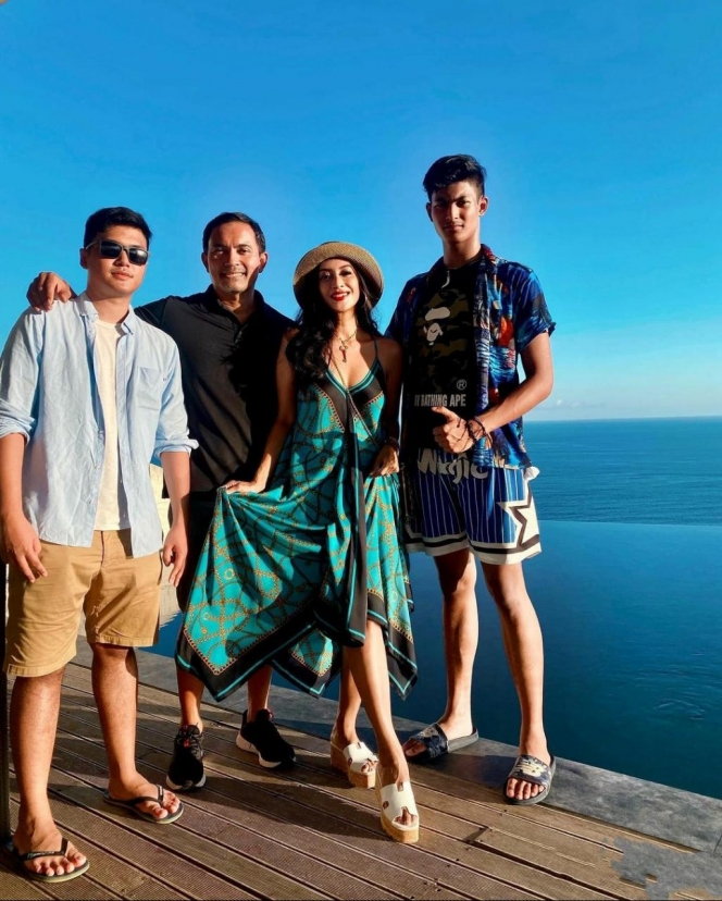10 Potret Liburan Aktris Diah Permatasari di Bali, Pesonanya Bak ABG Abis!