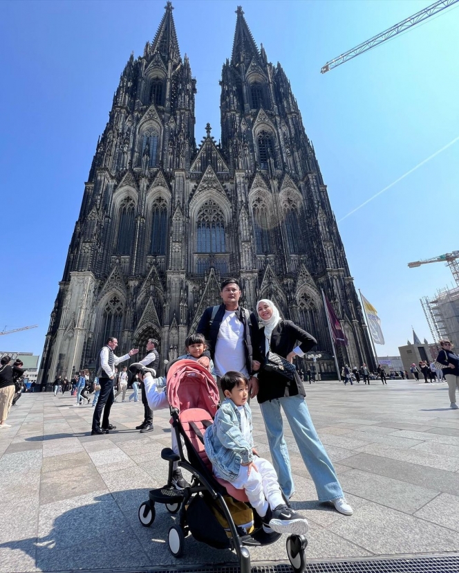 Potret Ryana Dea dan Keluarga Liburan ke Eropa, Seru Lakukan Trip Bareng Anak!