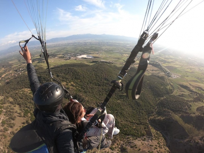 10 Potret Prilly Latuconsina Naik Paragliding di Turki, Seru Nikmati Pemandangan dari Atas