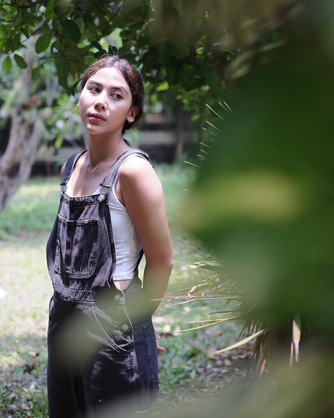 Sukses Berperan Sebagai Widya dalam Film KKN di Desa Penari, Ini 10 Potret Adinda Thomas yang Penuh Pesona
