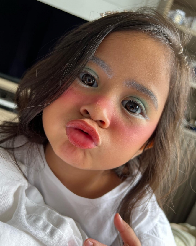 5 Potret Gemas dan Lucu Ansara Anak Caca Tengker dengan Make Up Natural Sampai Menor!