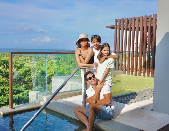 Foto Harmonis Keluarga Nana Mirdad dan Andrew White yang Sudah 12 Tahun Tinggal di Bali