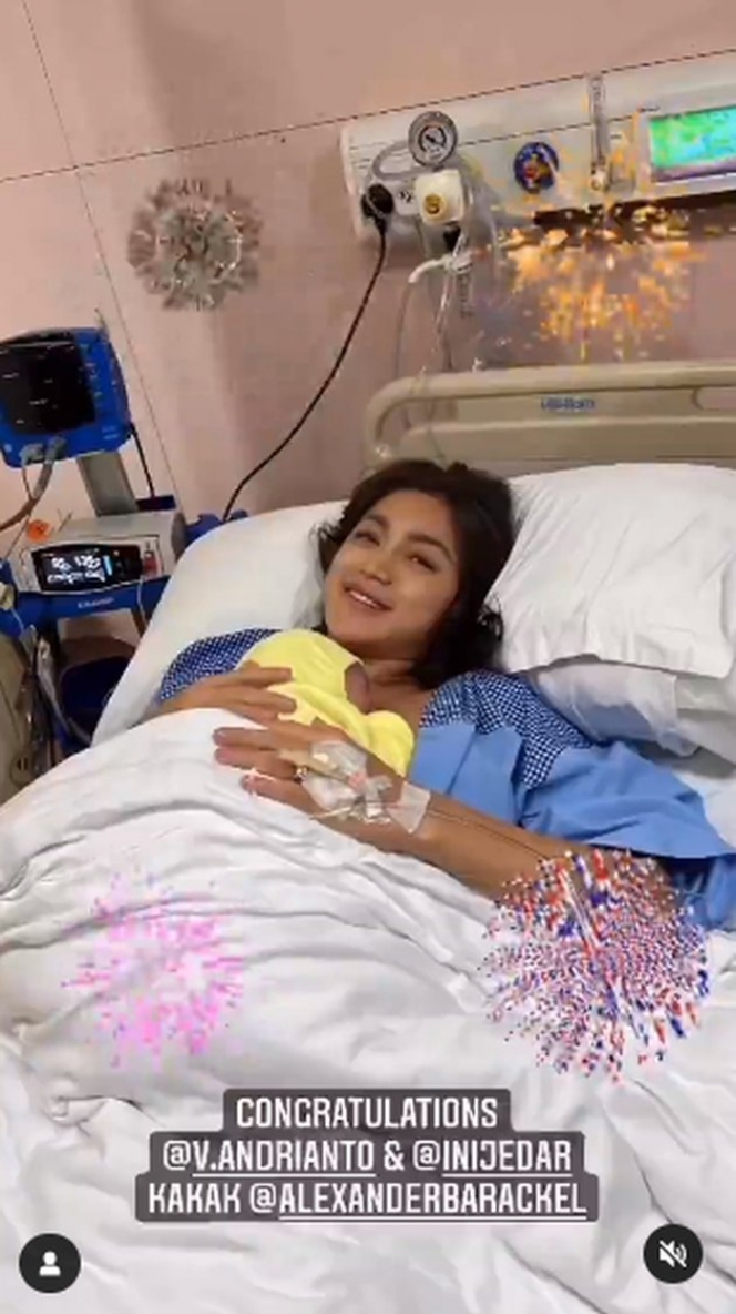 7 Potret Pesona Jessica Iskandar Setelah Melahirkan Anak Kedua, Makin Terlihat Glowing!