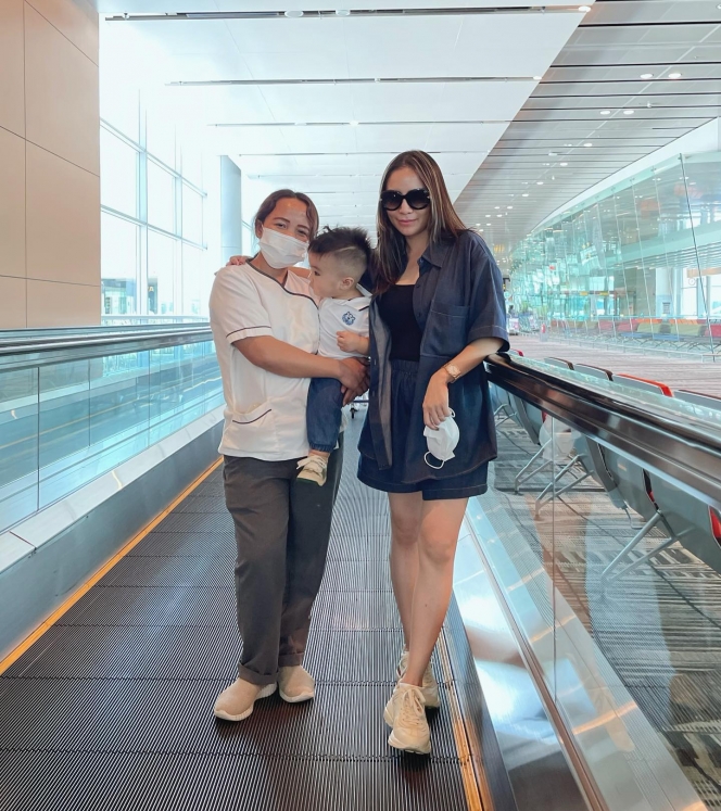 7 Potret Momo Geisha Momong Anak saat Liburan ke Singapura, Kaki Mulusnya Curi Perhatian