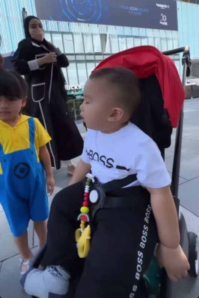 Kasi Mata Genit, Ini Momen Ukkasya Ketemu Zuney Anak Syahnaz di Singapura yang Gemesin Banget!