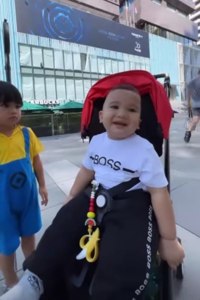 Kasi Mata Genit, Ini Momen Ukkasya Ketemu Zuney Anak Syahnaz di Singapura yang Gemesin Banget!