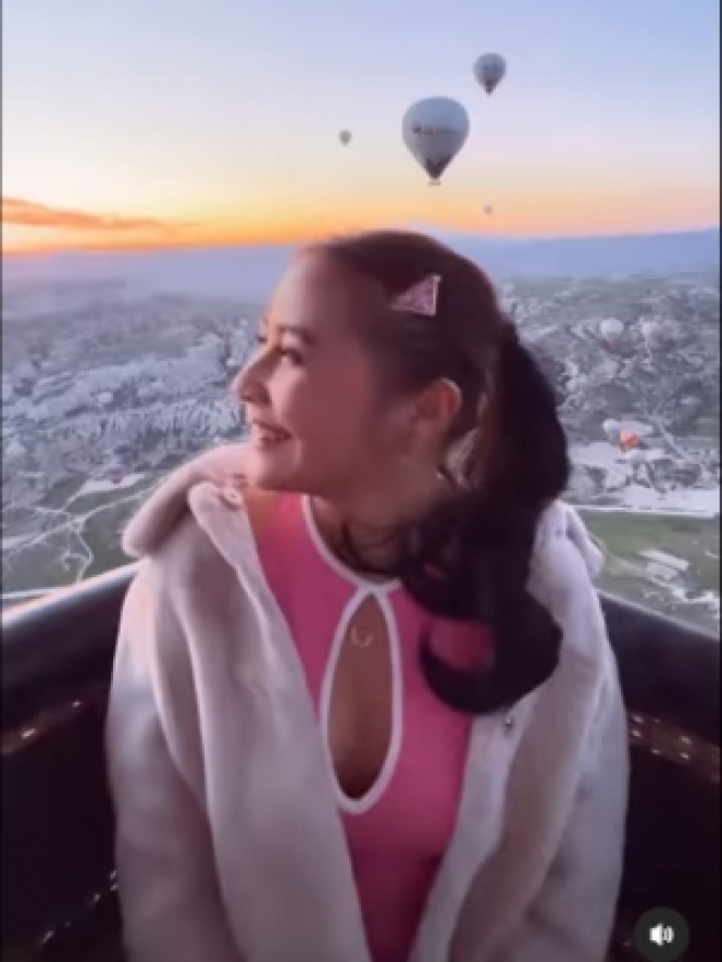7 Pesona Prilly Latuconsina Saat Naik Balon Udara di Cappadocia, Pakai Baju Bolong di Dada Bikin Salfok!