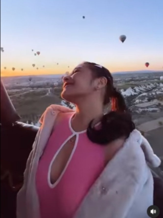 7 Pesona Prilly Latuconsina Saat Naik Balon Udara di Cappadocia, Pakai Baju Bolong di Dada Bikin Salfok!
