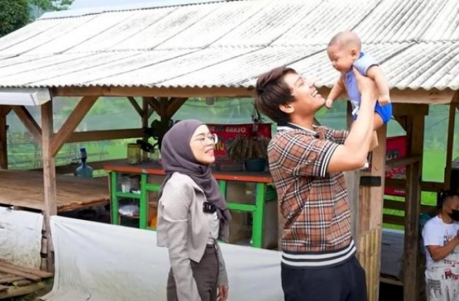 11 Potret Lesti Kejora Mudik ke Cianjur Bareng Anak dan Suami, Traktiran Warga Sekampung!