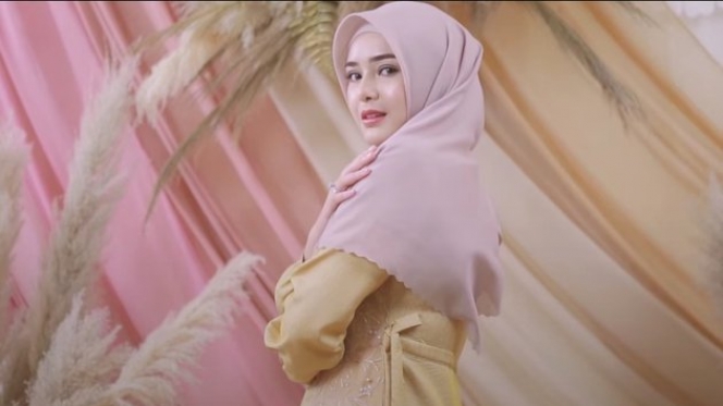 Beredar Gosip Pindah Agama, Ini 10 Potret Terbaru Amanda Manopo jadi Model Hijab yang Pancarkan Aura Berbeda