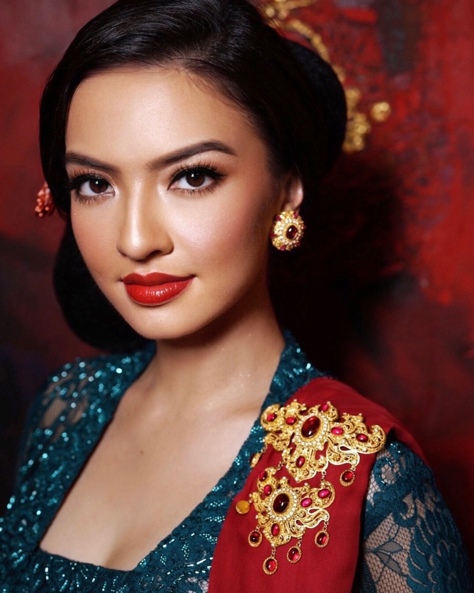 Fotonya Sering Jadi Profile Aplikasi Kencan Online, Ini 10 Potret Close Up Raline Shah yang Cantiknya Kebangetan