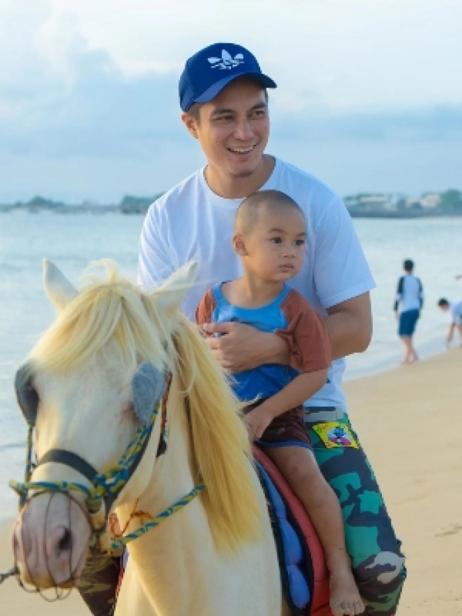 7 Potret Keseruan Kiano Naik Kuda di Bali, Asik Mantai Pamer Muka Datar dan Kepala Botak yang Gemesin