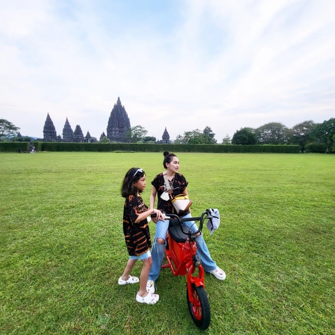 Naik Sepeda Mini Bareng Bilqis, Ini 8 Potret Seru Liburan Ayu Ting Ting Sekeluarga di Candi Prambanan