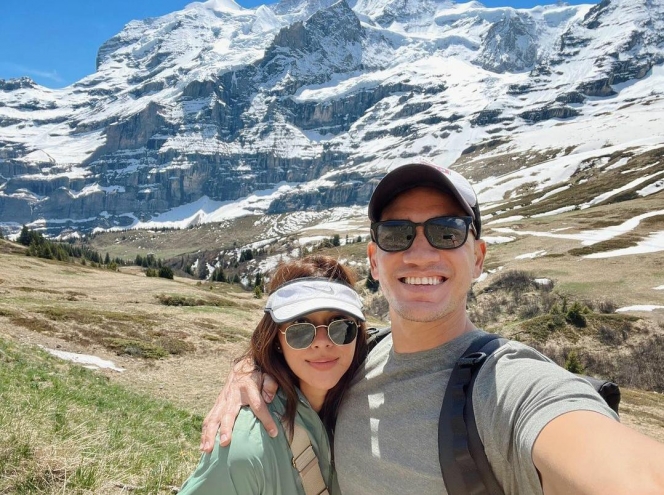Momen Liburan Nana Mirdad dan Andrew White di Swiss, Mendaki Gunung Hingga Rayakan Anniversary Pernikahan ke-16
