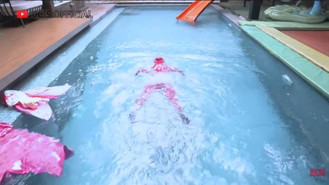 Intip Gaya Ria Ricis yang Berenang Lagi Setelah Hamil Besar, Si Ratu Mermaid Comeback Nih!