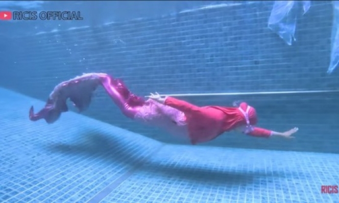 Intip Gaya Ria Ricis yang Berenang Lagi Setelah Hamil Besar, Si Ratu Mermaid Comeback Nih!