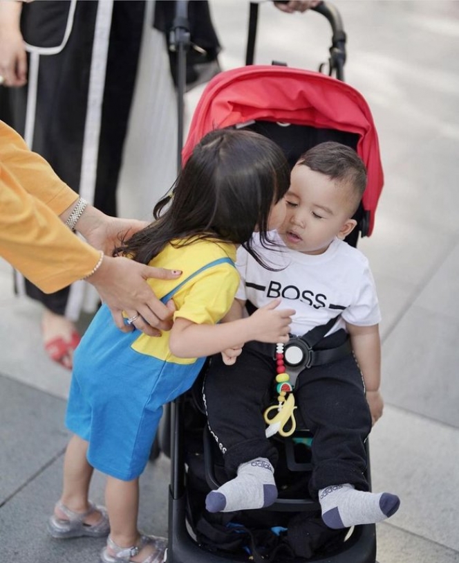 7 Potret Zaskia Sungkar Ajak Baby Ukassya Liburan ke Universal Studios Singapura