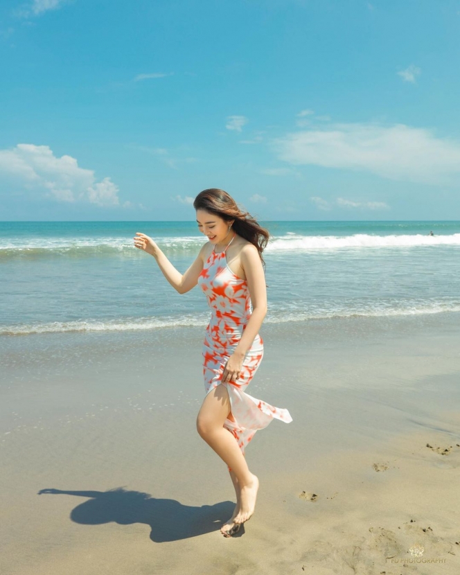 Intip 7 Gaya Natasha Wilona saat Main di Pantai, Auranya bak Bidadari Jatuh dari Langit!