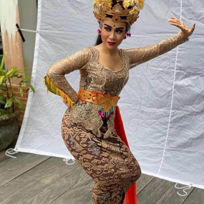 Tampil Beda, Ini Potret Mayang Pakai Baju Adat Bali yang Bikin Pangling