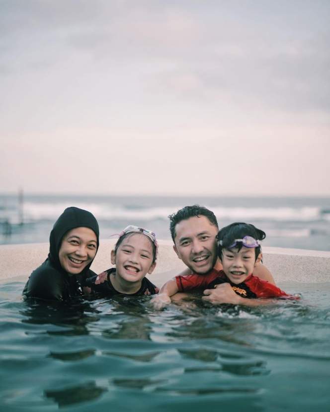 10 Potret Keluarga Ananda Omesh Liburan ke Bali, Dian Ayu Sempat Didorong Pakai Kursi Roda Karena Hamil