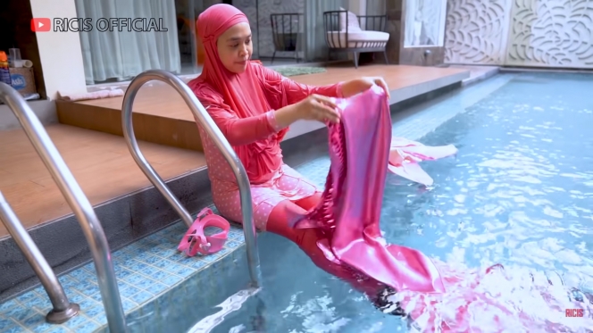 Gaya Ria Ricis Menyelam ala Mermaid dalam Kondisi Hamil, Nekat Setelah Sempat Masuk IGD
