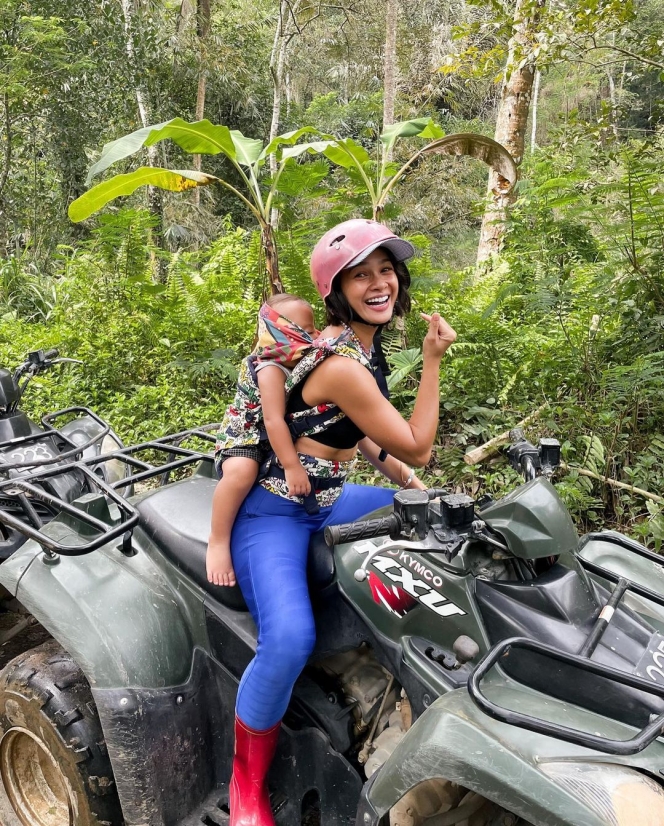Super Mom, Ini Momen Andien Aisyah Main ATV Sambil Gendong Anak Bungsunya di Bali