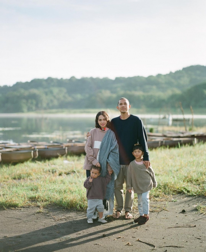 7 Foto Keluarga Andien Aisyah Liburan ke Danau Tamblingan, Hangat dan Harmonis Banget!