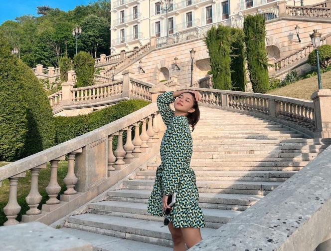 Bak Warga Lokal, Ini Gaya Nana Mirdad Saat Berkunjung ke Perancis dengan Mini Dress yang Menawan