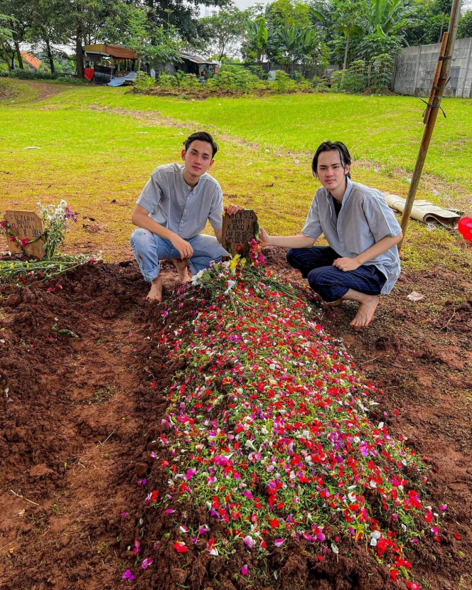 Ibu Cole dan Clay Gribble Meninggal Dunia, Para Pemain Sinetron Dari Jendela SMP Hadiri Pemakamannya