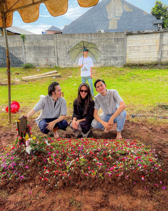 Ibu Cole dan Clay Gribble Meninggal Dunia, Para Pemain Sinetron Dari Jendela SMP Hadiri Pemakamannya